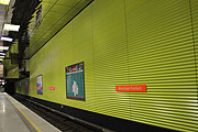 orange Schilder an den Außenwänden erinnern an die U3 (©Foto: Martin Schmitz)